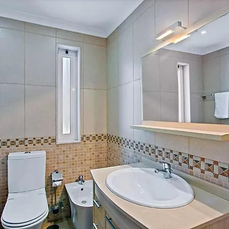 Sleeps 6 With Pool Air Con And Wifi