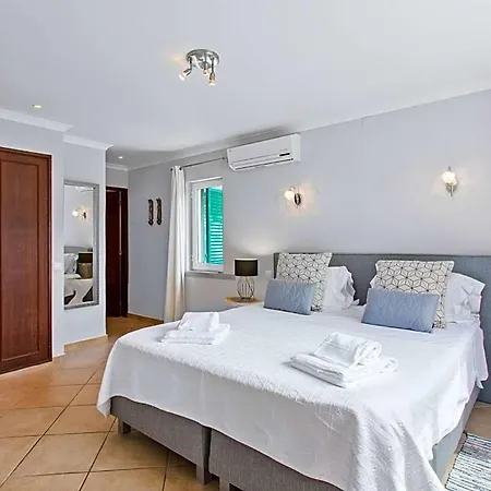 Sleeps 6 With Pool Air Con And Wifi ヴィラ