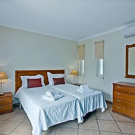 Sleeps 6 With Pool Air Con And Wifi Vila