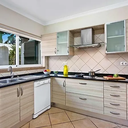 Sleeps 6 With Pool Air Con And Wifi